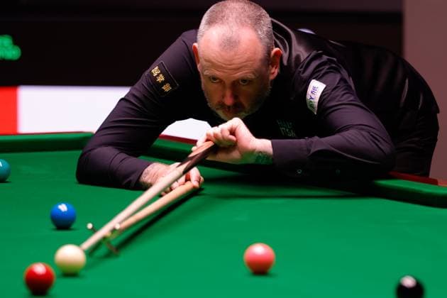 Sport Themen der Woche KW18 Sport Bilder des Tages SHEFFIELD, ENGLAND - MAY 03: Mark Williams of Wales plays a shot in the Semifinal match against Judd Trump of England on day 15 of Halo World Championship, WM, Weltmeisterschaft 2025 at Crucible Theatre on May 3, 2025 in Sheffield, England.  Copyright: xVCGx 111565117224