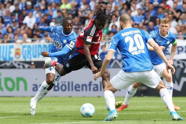 2025.05.03 xJFAx 2.Bundesliga SV Darmstadt 98 - Hamburger SV v.l., Matondo-Merveille Papela (SV Darmstadt 98), Torschuss Fabio Balde (Hamburger SV), Aleksander Vukovic (SV Darmstadt 98) (DFL DFB REGULATIONS PROHIBIT ANY USE OF PHOTOGRAPHS as IMAGE SEQUENCES and or QUASI-VIDEO)