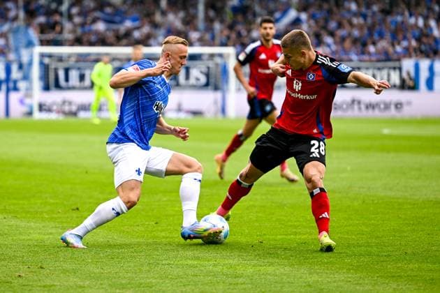 Isac Lidberg (SV Darmstadt 98, 07) im Zweikampf mit Miro Muheim (Hamburger SV, 28), GER, SV Darmstadt 98 vs. Hamburger SV, 2. Bundesliga, Fussball, 32. Spieltag, Saison 2024 2025, 03.05.2025. DFL REGULATIONS PROHIBIT ANY USE OF PHOTOGRAPHS as IMAGE SEQUENCES and or QUASI-VIDEO. GER, SV Darmstadt 98 vs. Hamburger SV, 2. Bundesliga, Fussball, 32. Spieltag, Saison 2024 2025, 03.05.2025. Darmstadt