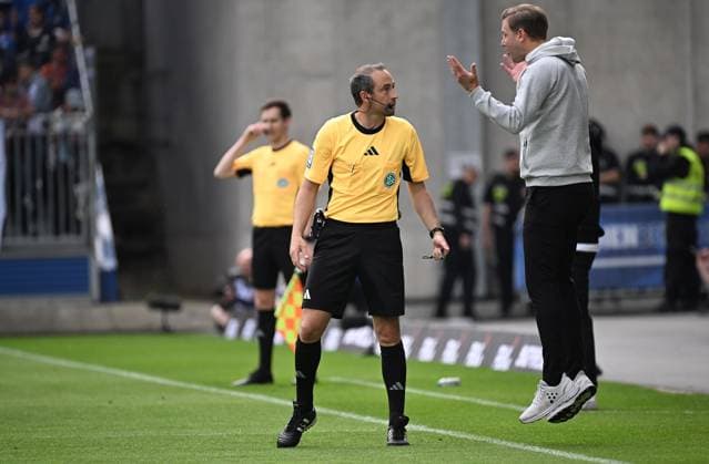 Sport Bilder des Tages 03.05.2025, xjhx, Fussball 2.Bundesliga, SV Darmstadt 98 - Hamburger SV v.l. Schiedsrichter Patrick Alt, Trainer Florian Kohfeldt (SV Darmstadt 98) (DFL DFB REGULATIONS PROHIBIT ANY USE OF PHOTOGRAPHS as IMAGE SEQUENCES and or QUASI-VIDEO) Darmstadt