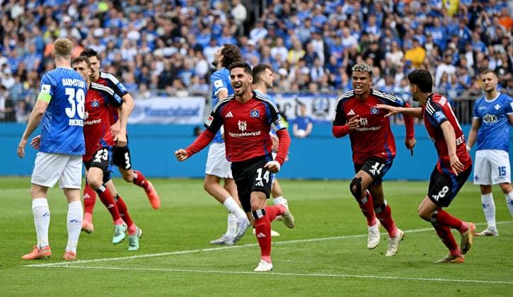 03.05.2025, xfux, Fussball 2.Bundesliga, SV Darmstadt 98 - Hamburger SV, v.l. Torschuetze Torschütze Ludovit Reis (Hamburger SV) Torjubel, Jubel, Goal celebration, celebrate the goal zum 0:1 jubelnd bejubelt jubelt jubeln Jubel und Spieler vom Hamburger SV HSV (DFL DFB REGULATIONS PROHIBIT ANY USE OF PHOTOGRAPHS as IMAGE SEQUENCES and or QUASI-VIDEO. Eine Lizenzierung dieses Bildes an und oder durch den SV Darmstadt 1898 e.V. sowie Tochterunternehmen ist nicht gestattet. No release of or sale to SV Darmstadt 1898 e.V.) Darmstadt