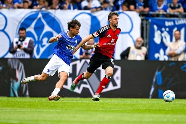 Guille Bueno (SV Darmstadt 98, 03) im Zweikampf mit Jonas Meffert (Hamburger SV, 23), GER, SV Darmstadt 98 vs. Hamburger SV, 2. Bundesliga, Fussball, 32. Spieltag, Saison 2024 2025, 03.05.2025. DFL REGULATIONS PROHIBIT ANY USE OF PHOTOGRAPHS as IMAGE SEQUENCES and or QUASI-VIDEO. GER, SV Darmstadt 98 vs. Hamburger SV, 2. Bundesliga, Fussball, 32. Spieltag, Saison 2024 2025, 03.05.2025. Darmstadt