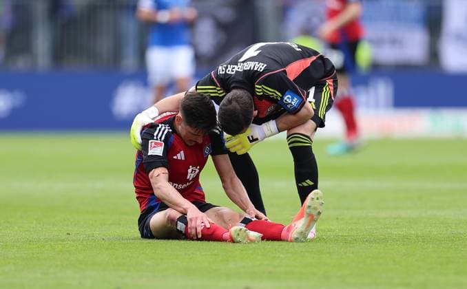 03.05.2025, xdcx, Fussball 2. Bundesliga, SV Darmstadt 98 - Hamburger SV, emonline, emspor, despor, v.l., Dennis Hadzikadunic (Hamburger SV) verletzt am Boden, Torwart Daniel Heuer Fernandes (Hamburger SV) DFL DFB REGULATIONS PROHIBIT ANY USE OF PHOTOGRAPHS AS IMAGE SEQUENCES AND OR QUASI-VIDEO.
