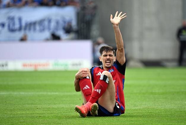 RECORD DATE NOT STATED 03.05.2025, xjhx, Fussball 2.Bundesliga, SV Darmstadt 98 - Hamburger SV v.l. Dennis Hadzikadunic (Hamburger SV) verletzt, Verletzung, (DFL DFB REGULATIONS PROHIBIT ANY USE OF PHOTOGRAPHS as IMAGE SEQUENCES and or QUASI-VIDEO) Darmstadt