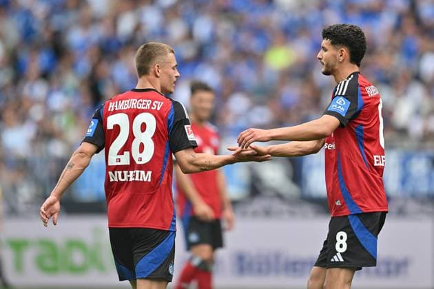 Fussball I Herren I Saison 2024-2025 I 2. Bundesliga I 32. Spieltag I SV Darmstadt 98 - Hamburger SV I 03.05.2025 Miro Muheim (28, Hamburger SV) und Daniel Elfadli (8, Hamburger SV) Darmstadt Böllenfalltor Hessen Deutschland