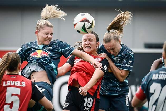 Sport Bilder des Tages Frauen Fu?ball-Bundesliga; Bayer 04 Leverkusen - RB Leipzig, 03.05.2025 Kopfballduell mit Julia Landenberger (RB Leipzig, 21), Loreen Bender (Bayer 04 Leverkusen, Lou-Ann Joly (RB Leipzig, 6) 19); Bayer 04 Leverkusen - RB Leipzig an Spieltag 21 der Google Pixel Frauen-Bundesliga am 03.05.2025 im Ulrich-Haberland-Stadion in Leverkusen (Nordrhein-Westfalen). DFL REGULATIONS PROHIBIT ANY USE OF PHOTOGRAPHS AS IMAGE SEQUENCES AND OR QUASI-VIDEO. Copyright: xBEAUTIFULxSPORTS AxelxKohringx