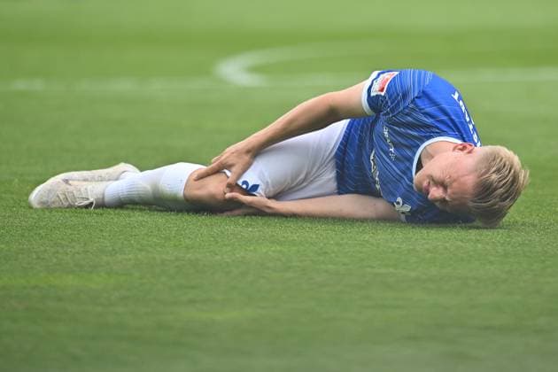 Fussball I Herren I Saison 2024-2025 I 2. Bundesliga I 32. Spieltag I SV Darmstadt 98 - Hamburger SV I 03.05.2025 Andreas Müller (16, SV Darmstadt 98) verletzt am Boden Darmstadt Böllenfalltor Hessen Deutschland