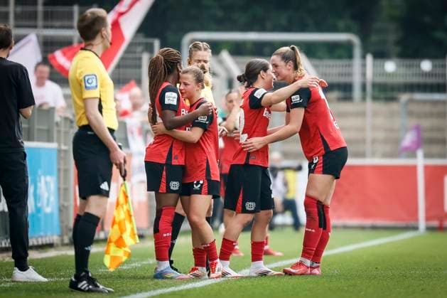 Frauen Fußball-Bundesliga; Bayer 04 Leverkusen - RB Leipzig, 03.05.2025 Karolina Lea Vilhjalmsdottir (Bayer 04 Leverkusen, 18) wird ausgewechselt; Bayer 04 Leverkusen - RB Leipzig an Spieltag 21 der Google Pixel Frauen-Bundesliga am 03.05.2025 im Ulrich-Haberland-Stadion in Leverkusen (Nordrhein-Westfalen). DFL REGULATIONS PROHIBIT ANY USE OF PHOTOGRAPHS AS IMAGE SEQUENCES AND OR QUASI-VIDEO. Copyright: xBEAUTIFULxSPORTS AxelxKohringx