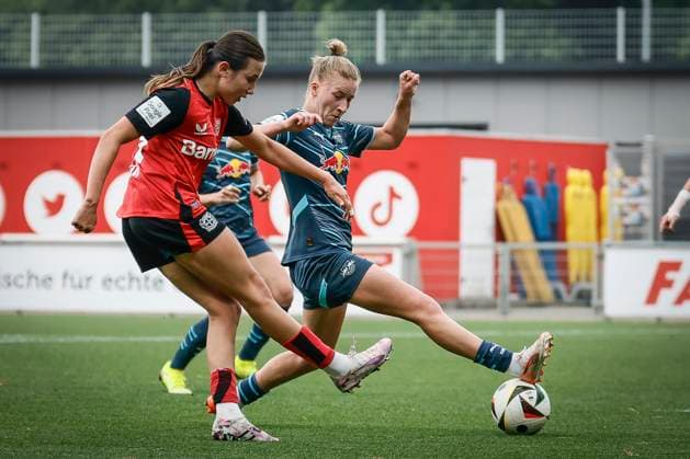 Frauen Fußball-Bundesliga; Bayer 04 Leverkusen - RB Leipzig, 03.05.2025 Loreen Bender (Bayer 04 Leverkusen, 19), Estrella Merino Gonzales (Bayer 04 Leverkusen, 20); Bayer 04 Leverkusen - RB Leipzig an Spieltag 21 der Google Pixel Frauen-Bundesliga am 03.05.2025 im Ulrich-Haberland-Stadion in Leverkusen (Nordrhein-Westfalen). DFL REGULATIONS PROHIBIT ANY USE OF PHOTOGRAPHS AS IMAGE SEQUENCES AND OR QUASI-VIDEO. Copyright: xBEAUTIFULxSPORTS AxelxKohringx