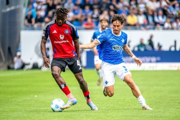 2. Bundesliga: SV Darmstadt 98 - Hamburger SV; 03.05.2025 Fabio Balde (Hamburger SV, 45) und Guille Bueno (SV Darmstadt 98, 3) Zweikampf 2. Bundesliga: SV Darmstadt 98 - Hamburger SV, 03.05.2025 im Merck-Stadion, Darmstadt. DFL REGULATIONS PROHIBIT ANY USE OF PHOTOGRAPHS AS IMAGE SEQUENCES AND OR QUASI-VIDEO.