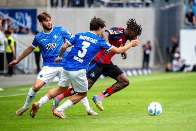 2. Bundesliga: SV Darmstadt 98 - Hamburger SV; 03.05.2025 Fabio Balde (Hamburger SV, 45) und Guille Bueno (SV Darmstadt 98, 3) Killian Corredor (SV Darmstadt 98, 34) 2. Bundesliga: SV Darmstadt 98 - Hamburger SV, 03.05.2025 im Merck-Stadion, Darmstadt. DFL REGULATIONS PROHIBIT ANY USE OF PHOTOGRAPHS AS IMAGE SEQUENCES AND OR QUASI-VIDEO.