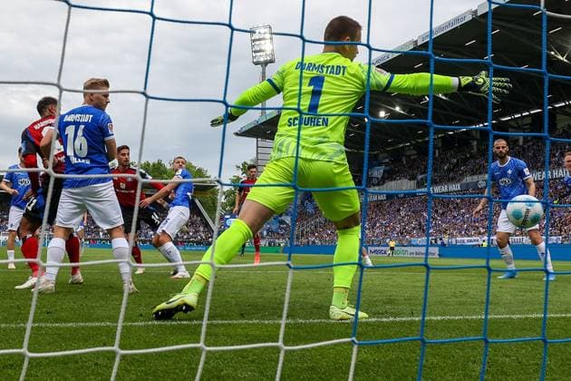2025.05.03 xJFAx 2.Bundesliga SV Darmstadt 98 - Hamburger SV v.l., schiesst das Tor zum 0:1, Ludovit Reis (Hamburger SV), Goalkeeper, Torwart Marcel Schuhen (SV Darmstadt 98) (DFL DFB REGULATIONS PROHIBIT ANY USE OF PHOTOGRAPHS as IMAGE SEQUENCES and or QUASI-VIDEO)