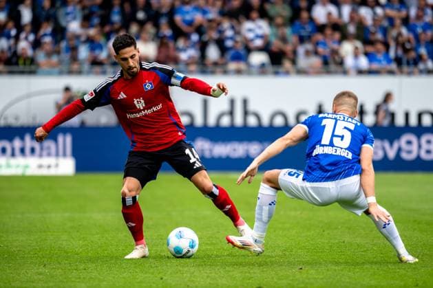 2. Bundesliga: SV Darmstadt 98 - Hamburger SV; 03.05.2025 Ludovit Reis (Hamburger SV, 14) und Fabian Nürnberger (SV Darmstadt 98, 15) Zweikampf 2. Bundesliga: SV Darmstadt 98 - Hamburger SV, 03.05.2025 im Merck-Stadion, Darmstadt. DFL REGULATIONS PROHIBIT ANY USE OF PHOTOGRAPHS AS IMAGE SEQUENCES AND OR QUASI-VIDEO.