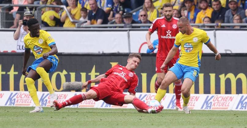 Eintracht BS vs Fortuna Düsseldorf Braunschweig, 03.05.2025, Fußball, Saison 24 25, 2. Bundesliga, 32. Spieltag, Eintracht Braunschweig vs Fortuna Düsseldorf, Bild zeigt: Richmond Tachie (BTSV, 29) und Marvin Rittmüller (BTSV, 18) Braunschweig
