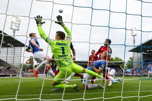 Sport Bilder des Tages 2025.05.03 xJFAx 2.Bundesliga SV Darmstadt 98 - Hamburger SV v.l., in aktion, in action im Strafraum Goalkeeper, Torwart Marcel Schuhen (SV Darmstadt 98) (DFL DFB REGULATIONS PROHIBIT ANY USE OF PHOTOGRAPHS as IMAGE SEQUENCES and or QUASI-VIDEO)