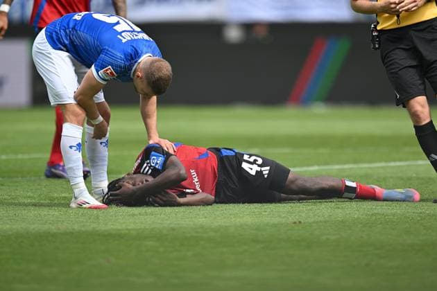 Fussball I Herren I Saison 2024-2025 I 2. Bundesliga I 32. Spieltag I SV Darmstadt 98 - Hamburger SV I 03.05.2025 Fabio Balde (45, Hamburger SV) liegt verletzt am Boden Darmstadt Böllenfalltor Hessen Deutschland