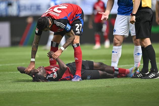 Fussball I Herren I Saison 2024-2025 I 2. Bundesliga I 32. Spieltag I SV Darmstadt 98 - Hamburger SV I 03.05.2025 Fabio Balde (45, Hamburger SV) liegt verletzt am Boden Darmstadt Böllenfalltor Hessen Deutschland