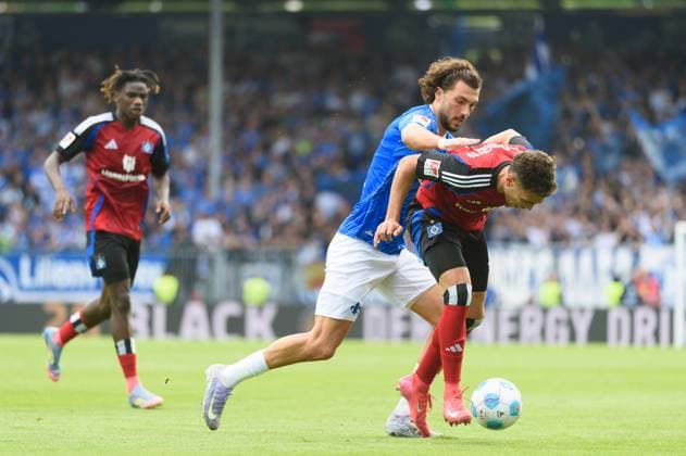 Fraser Hornby (9 SV Darmstadt 98) and William Mikelbrencis (2 Hamburger SV) during the 2. Bundesliga match between SV Darmstadt 98 and Hamburger SV at Stadion am Böllenfalltor, Darmstadt, Germany. (Sven Beyrich SPP)  Copyright: xSvenxBeyrich SPPx spp-en-SvBe-20250503-D4S_0969