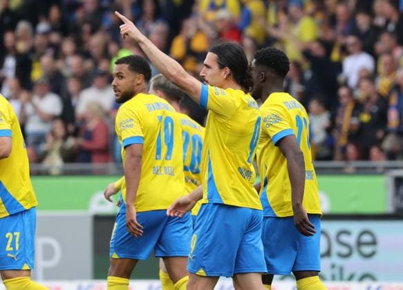 Eintracht BS vs Fortuna Düsseldorf Braunschweig, 03.05.2025, Fußball, Saison 24 25, 2. Bundesliga, 32. Spieltag, Eintracht Braunschweig vs Fortuna Düsseldorf, Bild zeigt: Jubel über das Tor zum 2:1 für die Eintracht durch Rayan Philippe (BTSV, 9) Braunschweig