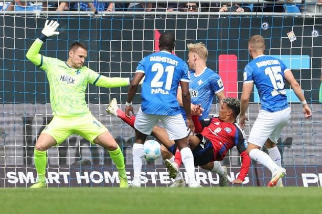 2025.05.03 xJFAx 2.Bundesliga SV Darmstadt 98 - Hamburger SV v.l., Goalkeeper, Torwart Marcel Schuhen (SV Darmstadt 98), Ransford- Yeboah Koenigsdoerfer (Hamburger SV) schiesst das Tor zum 0:2 (DFL DFB REGULATIONS PROHIBIT ANY USE OF PHOTOGRAPHS as IMAGE SEQUENCES and or QUASI-VIDEO)