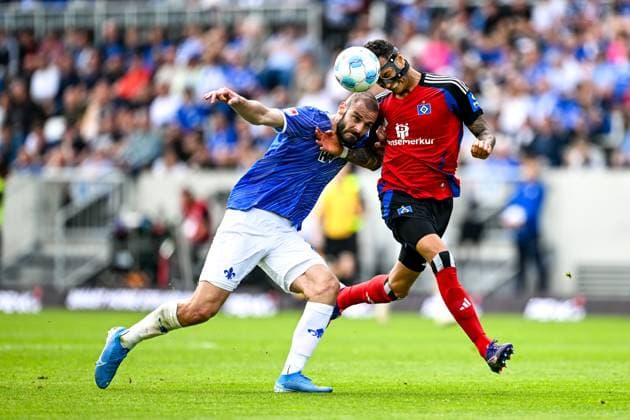Aleksandar Vukotic (SV Darmstadt 98, 20) im Zweikampf mit Davie Selke (Hamburger SV, 27), GER, SV Darmstadt 98 vs. Hamburger SV, 2. Bundesliga, Fussball, 32. Spieltag, Saison 2024 2025, 03.05.2025. DFL REGULATIONS PROHIBIT ANY USE OF PHOTOGRAPHS as IMAGE SEQUENCES and or QUASI-VIDEO. GER, SV Darmstadt 98 vs. Hamburger SV, 2. Bundesliga, Fussball, 32. Spieltag, Saison 2024 2025, 03.05.2025. Darmstadt