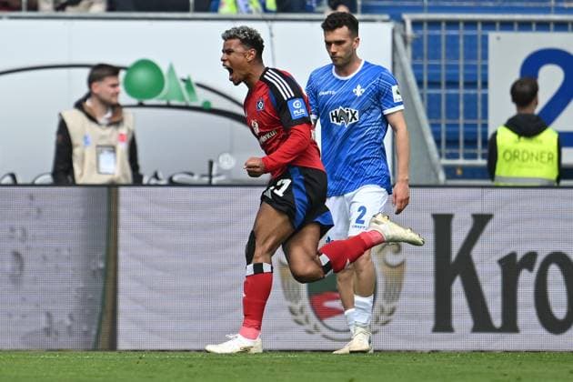 Fussball I Herren I Saison 2024-2025 I 2. Bundesliga I 32. Spieltag I SV Darmstadt 98 - Hamburger SV I 03.05.2025 Ransford-Yeboah Königsdörffer (11, Hamburger SV) erzielt das 0:2 Darmstadt Böllenfalltor Hessen Deutschland