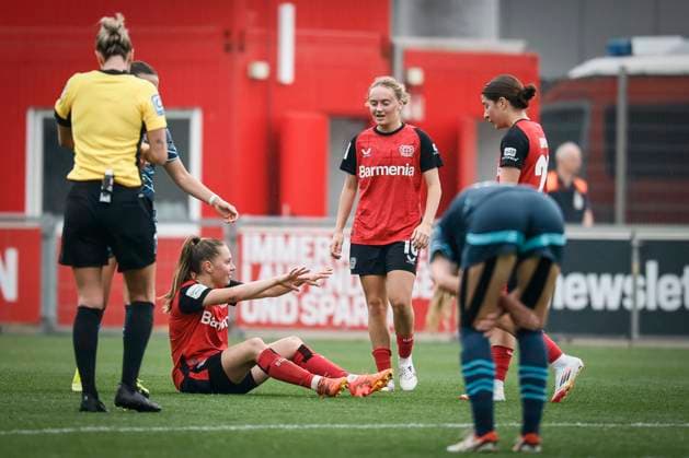 Frauen Fußball-Bundesliga; Bayer 04 Leverkusen - RB Leipzig, 03.05.2025 Nach dem Spiel freuen sich Janou Levels (Bayer 04 Leverkusen, 5), Sofie Zdebel (Bayer 04 Leverkusen, 16) und Estrella Merino Gonzales (Bayer 04 Leverkusen, 20); Bayer 04 Leverkusen - RB Leipzig an Spieltag 21 der Google Pixel Frauen-Bundesliga am 03.05.2025 im Ulrich-Haberland-Stadion in Leverkusen (Nordrhein-Westfalen). DFL REGULATIONS PROHIBIT ANY USE OF PHOTOGRAPHS AS IMAGE SEQUENCES AND OR QUASI-VIDEO. Copyright: xBEAUTIFULxSPORTS AxelxKohringx