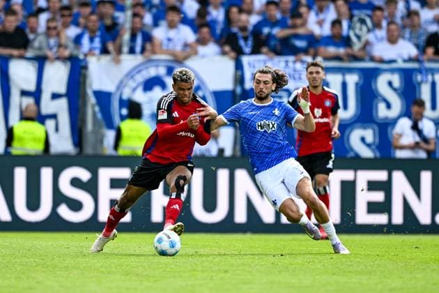 Ransford Koenigsdoerffer (Hamburger SV, 11) im Zweikampf mit Fraser Hornby (SV Darmstadt 98, 09), GER, SV Darmstadt 98 vs. Hamburger SV, 2. Bundesliga, Fussball, 32. Spieltag, Saison 2024 2025, 03.05.2025. DFL REGULATIONS PROHIBIT ANY USE OF PHOTOGRAPHS as IMAGE SEQUENCES and or QUASI-VIDEO. GER, SV Darmstadt 98 vs. Hamburger SV, 2. Bundesliga, Fussball, 32. Spieltag, Saison 2024 2025, 03.05.2025. Darmstadt