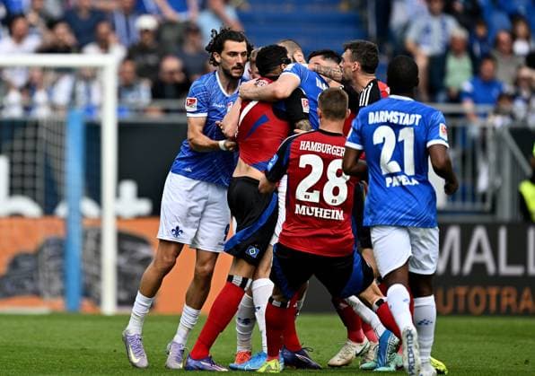 Sport Bilder des Tages 03.05.2025, xfux, Fussball 2.Bundesliga, SV Darmstadt 98 - Hamburger SV, v.l. Rudelbildung mit Davie Selke (Hamburger SV), Aleksandar Vukotic (SV Darmstadt 98) (DFL DFB REGULATIONS PROHIBIT ANY USE OF PHOTOGRAPHS as IMAGE SEQUENCES and or QUASI-VIDEO. Eine Lizenzierung dieses Bildes an und oder durch den SV Darmstadt 1898 e.V. sowie Tochterunternehmen ist nicht gestattet. No release of or sale to SV Darmstadt 1898 e.V.) Darmstadt