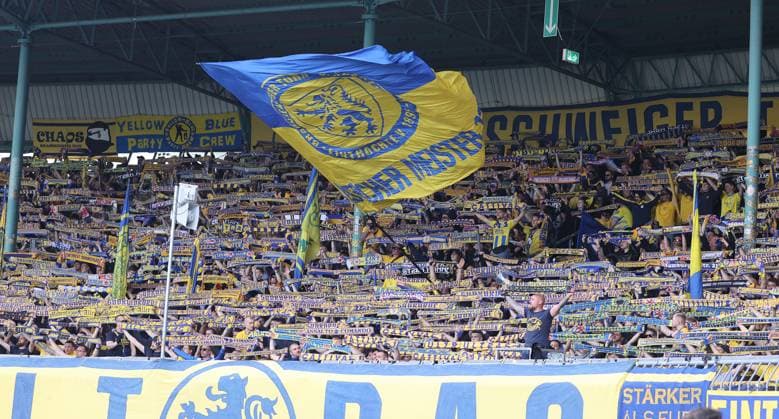 Eintracht BS vs Fortuna Düsseldorf Braunschweig, 03.05.2025, Fußball, Saison 24 25, 2. Bundesliga, 32. Spieltag, Eintracht Braunschweig vs Fortuna Düsseldorf, Bild zeigt: Braunschweiger Fans in der Südkurve Braunschweig