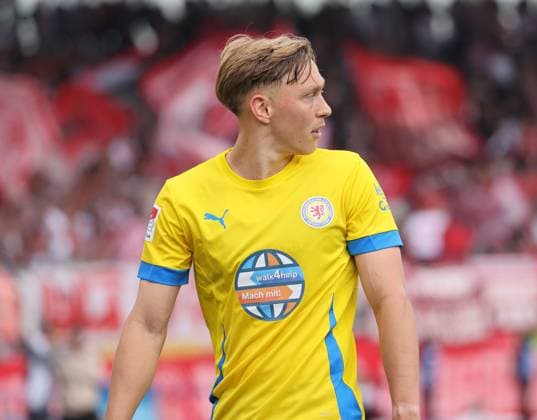 Eintracht BS vs Fortuna Düsseldorf Braunschweig, 03.05.2025, Fußball, Saison 24 25, 2. Bundesliga, 32. Spieltag, Eintracht Braunschweig vs Fortuna Düsseldorf, Bild zeigt: Julian Baas (BTSV, 16) Braunschweig