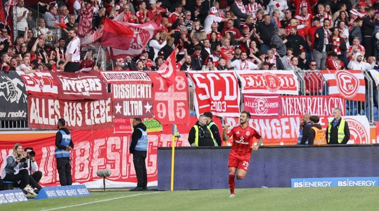 Eintracht BS vs Fortuna Düsseldorf Braunschweig, 03.05.2025, Fußball, Saison 24 25, 2. Bundesliga, 32. Spieltag, Eintracht Braunschweig vs Fortuna Düsseldorf, Bild zeigt: Jubel bei Düsseldorf über das Tor zum 2:2 durch Matthias Zimmermann (FD, 25) Braunschweig