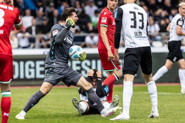 Sport Themen der Woche KW18 Sport Bilder des Tages Fußball - Herren - 2. Bundesliga - 32. Spieltag - Saison 2024 2025 - SSV Ulm 1846 Fußball vs. Hannover 96 03.05.2025 03.05.2025, Fussball, Saison 2024 2025, 2. Bundesliga, 32. Spieltag, SSV Ulm - Hannover 96, vergebene Torchance 16 Aaron Keller (SSV Ulm 1846 Fußball) Foto: Lucca Fundel DFL regulations prohibit any use of photographs as image sequences and or quasi-video Ulm Donaustadion Baden-Württemberg Deutschland *** Fußball Herren 2 Bundesliga 32 Spieltag Saison 2024 2025 SSV Ulm 1846 Fußball vs Hannover 96 03 05 2025 03 05 2025, Fußball, Saison 2024 2025, 2 Bundesliga, 32 Spieltag, SSV Ulm Hannover 96, vergebene Torchance 16 Aaron Keller SSV Ulm 1846 Fußball Foto Lucca Fundel DFL regulations prohibit any use of photographs as image sequences and or quasi video Ulm Donaustadion Baden Württemberg Germany