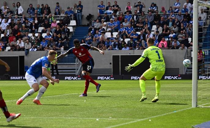 03.05.2025, xjhx, Fussball 2.Bundesliga, SV Darmstadt 98 - Hamburger SV v.l. Davie Selke (Hamburger SV), Marcel Schuhen (SV Darmstadt 98) Goal scored, erzielt das Tor zum 0:3 (DFL DFB REGULATIONS PROHIBIT ANY USE OF PHOTOGRAPHS as IMAGE SEQUENCES and or QUASI-VIDEO) Darmstadt