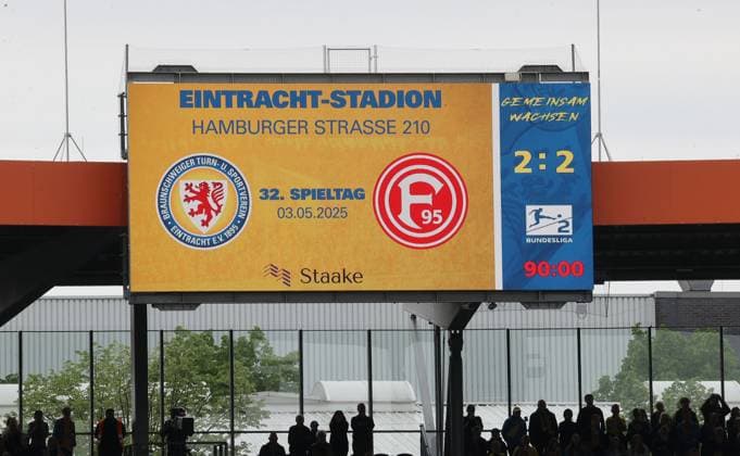 Eintracht BS vs Fortuna Düsseldorf Braunschweig, 03.05.2025, Fußball, Saison 24 25, 2. Bundesliga, 32. Spieltag, Eintracht Braunschweig vs Fortuna Düsseldorf, Bild zeigt: Die Anzeigetafel zeigt das Endergebnis 2:2 Braunschweig