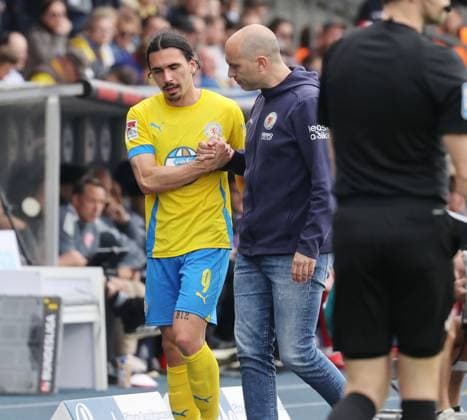 Eintracht BS vs Fortuna Düsseldorf Braunschweig, 03.05.2025, Fußball, Saison 24 25, 2. Bundesliga, 32. Spieltag, Eintracht Braunschweig vs Fortuna Düsseldorf, Bild zeigt: Rayan Philippe (BTSV, 9) und Trainer Daniel Scherning Braunschweig