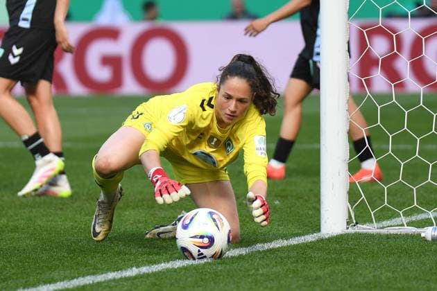 Fußball I Frauen I Saison 2024-2025 I DFB-Pokal I Finale I FC Bayern München - SV Werder Bremen I 01.05.2025 Livia Maite Peng (1, SV Werder Bremen) hält den Ball auf der Torauslinie an Freisteller, Nahaufnahme, Porträt, Portrait, Einzelfoto, Einzelbild, Körper Köln RheinEnergieStadion Nordrhein-Westfalen Deutschland Copyright: xLobeca InesxHähnelx