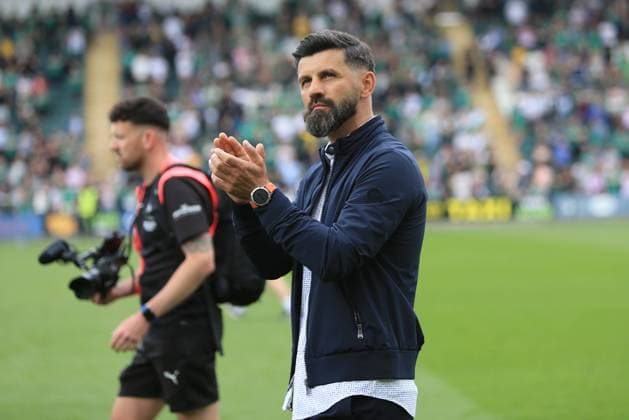 Plymouth Argyle v Leeds United, Plymouth, UK - 3 May 2025 Miron Muslic Plymouth head coach applauds the home fans during the Championship match between Plymouth Argyle and Leeds United on 3 May 2025, Home Park, Plymouth, Devon - Plymouth Home Park Devon England Copyright: xDavexRowntree PPAUKx PPA-186271