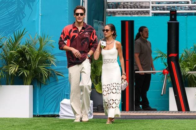 George Russell (Mercedes-AMG Petronas) mit Partnerin Carmen Montero Mundt im Paddock, Grosser Preis von Miami, Motorsport, Herren, Formel 1, Sprint, 03.05.2025 Miami Florida USA
