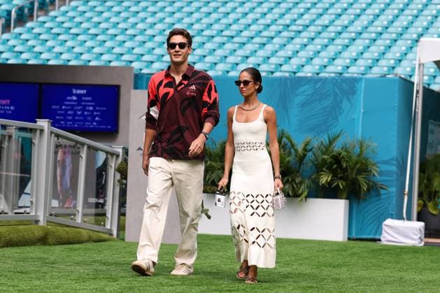 George Russell (Mercedes-AMG Petronas) mit Partnerin Carmen Montero Mundt im Paddock, Grosser Preis von Miami, Motorsport, Herren, Formel 1, Sprint, 03.05.2025 Miami Florida USA