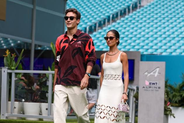 George Russell (Mercedes-AMG Petronas) mit Partnerin Carmen Montero Mundt im Paddock, Grosser Preis von Miami, Motorsport, Herren, Formel 1, Sprint, 03.05.2025 Miami Florida USA