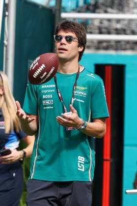 Lance Stroll (Aston Martin Aramco) im Paddock spielt mit einem Football, Grosser Preis von Miami, Motorsport, Herren, Formel 1, Sprint, 03.05.2025 Miami Florida USA