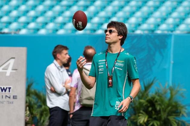 Lance Stroll (Aston Martin Aramco) im Paddock spielt mit einem Football, Grosser Preis von Miami, Motorsport, Herren, Formel 1, Sprint, 03.05.2025 Miami Florida USA