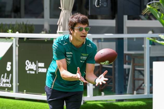 Lance Stroll (Aston Martin Aramco) im Paddock spielt mit einem Football, Grosser Preis von Miami, Motorsport, Herren, Formel 1, Sprint, 03.05.2025 Miami Florida USA