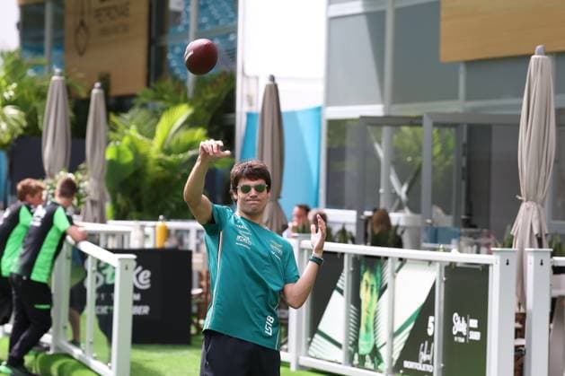 Lance Stroll (Aston Martin Aramco) im Paddock spielt mit einem Football, Grosser Preis von Miami, Motorsport, Herren, Formel 1, Sprint, 03.05.2025 Miami Florida USA