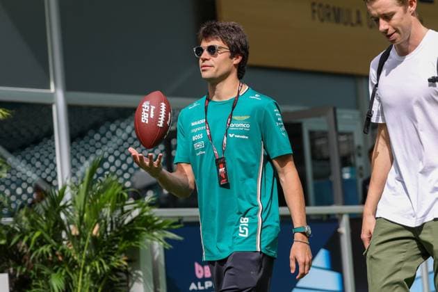 Lance Stroll (Aston Martin Aramco) im Paddock spielt mit einem Football, Grosser Preis von Miami, Motorsport, Herren, Formel 1, Sprint, 03.05.2025 Miami Florida USA