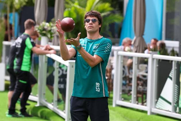 Lance Stroll (Aston Martin Aramco) im Paddock spielt mit einem Football, Grosser Preis von Miami, Motorsport, Herren, Formel 1, Sprint, 03.05.2025 Miami Florida USA
