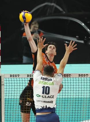 Jake Hanes im Angriff, Lorenz Karlitzek Zweikampf Spielszene Aktion Volleyball Bundesliga Herren Play Off Finale 3. Spiel Saison 2024 2025 03.05.2025 BR Volleys Berlin BRV vs SVG Lüneburg