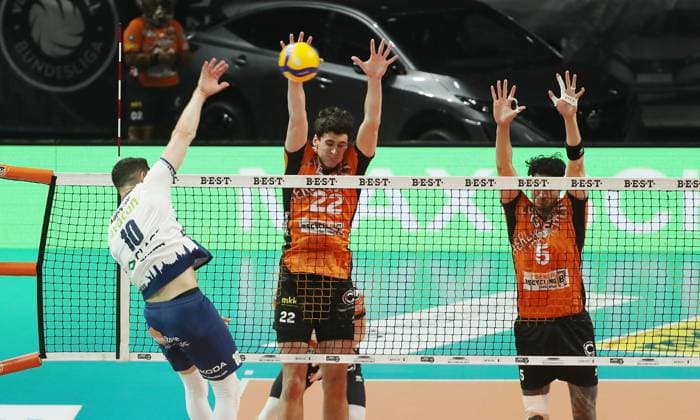 Lorenz Karlitzek im Angriff, Jake Hanes, Nehemiah Mote Zweikampf Spielszene Aktion Volleyball Bundesliga Herren Play Off Finale 3. Spiel Saison 2024 2025 03.05.2025 BR Volleys Berlin BRV vs SVG Lüneburg