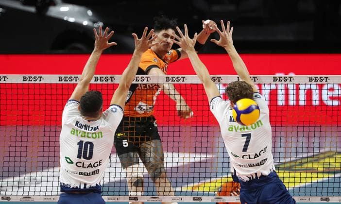 Sport Themen der Woche KW18 Sport Bilder des Tages Nehemiah Mote im Angriff, Lorenz Karlitzek, Joscha Kunstmann Zweikampf Spielszene Aktion Volleyball Bundesliga Herren Play Off Finale 3. Spiel Saison 2024 2025 03.05.2025 BR Volleys Berlin BRV vs SVG Lüneburg *** Nehemiah Mote in attack, Lorenz Karlitzek, Joscha Kunstmann duel Match scene Action Sport Volleyball Bundesliga Mens Play Off Final 3 Match Season 2024 2025 03 05 2025 BR Volleys Berlin BRV vs SVG Lüneburg